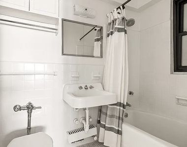 245 East 24th Street, Unit 9d - Photo Thumbnail 4