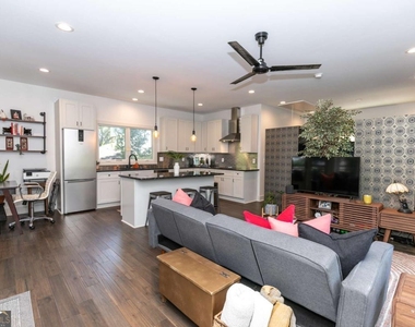1084 Sanders Avenue Se - Photo Thumbnail 5