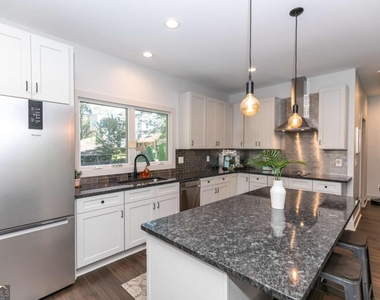 1084 Sanders Avenue Se - Photo Thumbnail 16