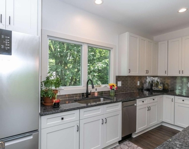 1084 Sanders Avenue Se - Photo Thumbnail 10