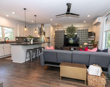 1084 Sanders Avenue Se - Photo Thumbnail 4