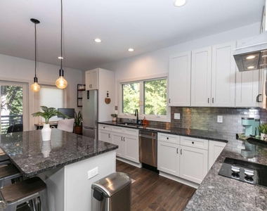 1084 Sanders Avenue Se - Photo Thumbnail 15