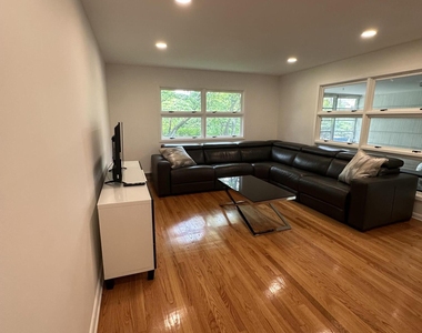 172 Larchwood Avenue - Photo Thumbnail 2