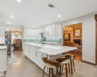 2407 N Carroll Avenue - Photo Thumbnail 6