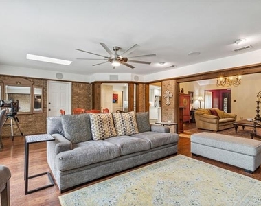 2407 N Carroll Avenue - Photo Thumbnail 12