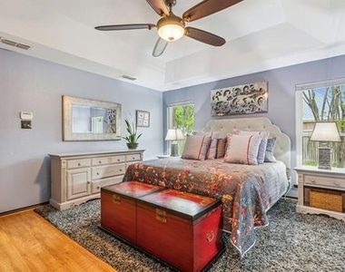 2407 N Carroll Avenue - Photo Thumbnail 15