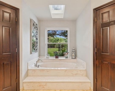 2407 N Carroll Avenue - Photo Thumbnail 18