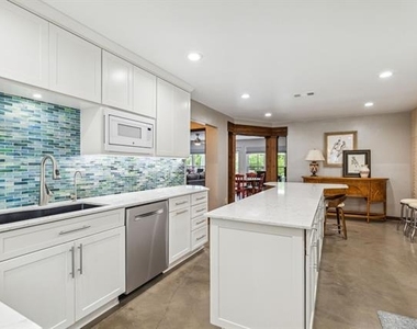 2407 N Carroll Avenue - Photo Thumbnail 4