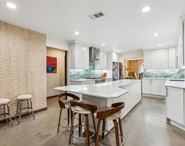 2407 N Carroll Avenue - Photo Thumbnail 3