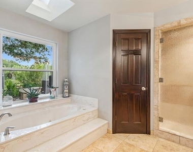 2407 N Carroll Avenue - Photo Thumbnail 20