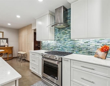 2407 N Carroll Avenue - Photo Thumbnail 5