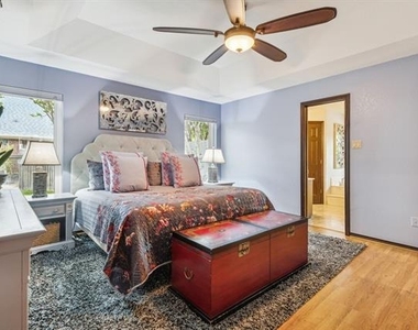 2407 N Carroll Avenue - Photo Thumbnail 16