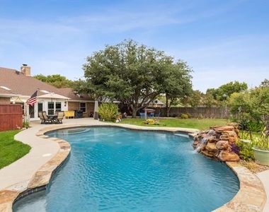 2407 N Carroll Avenue - Photo Thumbnail 1
