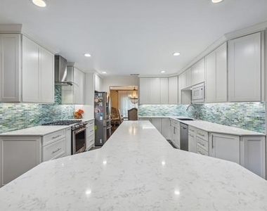 2407 N Carroll Avenue - Photo Thumbnail 7
