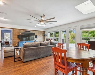 2407 N Carroll Avenue - Photo Thumbnail 13