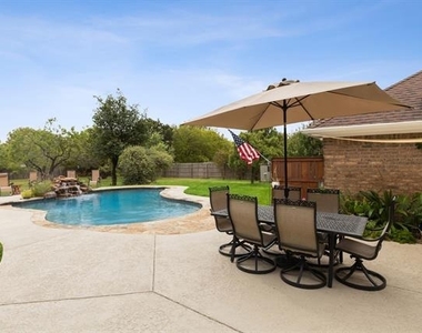 2407 N Carroll Avenue - Photo Thumbnail 2