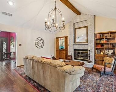 2407 N Carroll Avenue - Photo Thumbnail 10