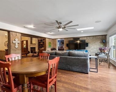 2407 N Carroll Avenue - Photo Thumbnail 14