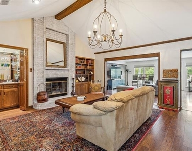 2407 N Carroll Avenue - Photo Thumbnail 11
