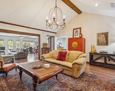 2407 N Carroll Avenue - Photo Thumbnail 9