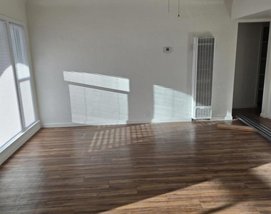 4527 Esther Street - Photo Thumbnail 7