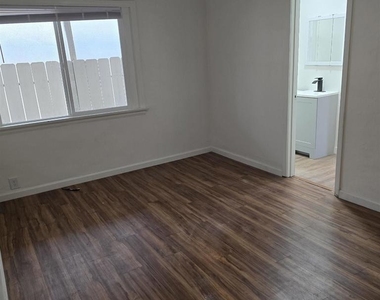 4527 Esther Street - Photo Thumbnail 10