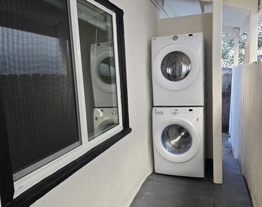 4527 Esther Street - Photo Thumbnail 3