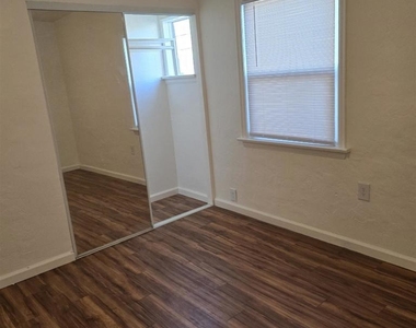 4527 Esther Street - Photo Thumbnail 9
