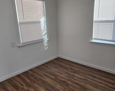 4527 Esther Street - Photo Thumbnail 8