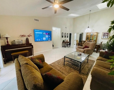 354 Sw 28th Avenue - Photo Thumbnail 2