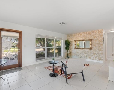 1001 Se 5 Avenue - Photo Thumbnail 2