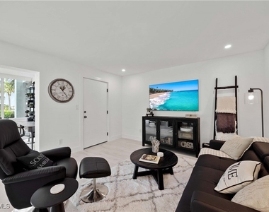 2100 Gulf Shore Boulevard N - Photo Thumbnail 11