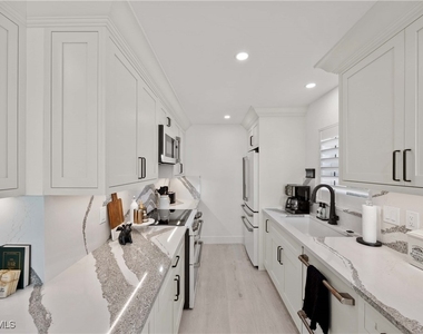 2100 Gulf Shore Boulevard N - Photo Thumbnail 7