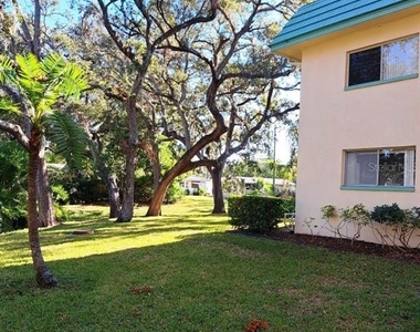 2005 Greenbriar Boulevard - Photo Thumbnail 3