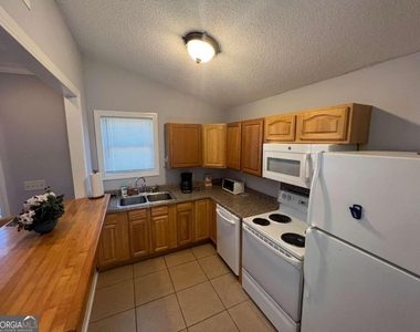 285 Savannah Avenue - Photo Thumbnail 4