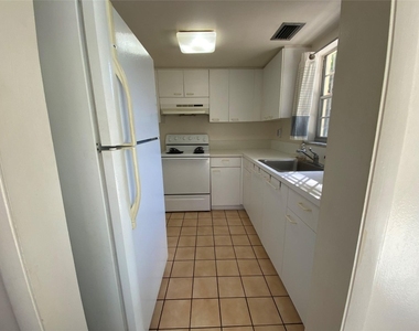 310 Sw 11th Court - Photo Thumbnail 6