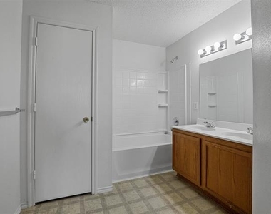 1713 Baxter Springs Drive - Photo Thumbnail 10