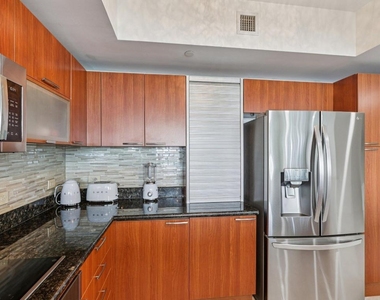 2640 Lake Shore Drive - Photo Thumbnail 11