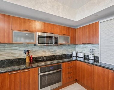2640 Lake Shore Drive - Photo Thumbnail 10
