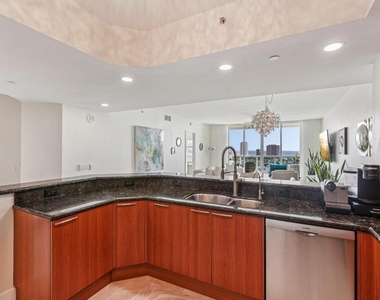 2640 Lake Shore Drive - Photo Thumbnail 12