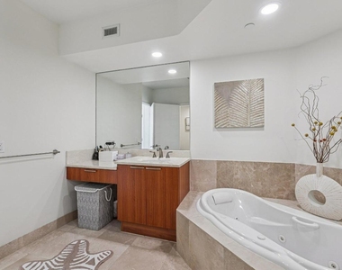 2640 Lake Shore Drive - Photo Thumbnail 37