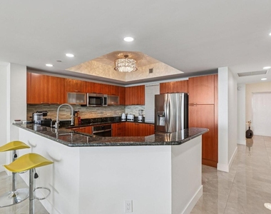 2640 Lake Shore Drive - Photo Thumbnail 8