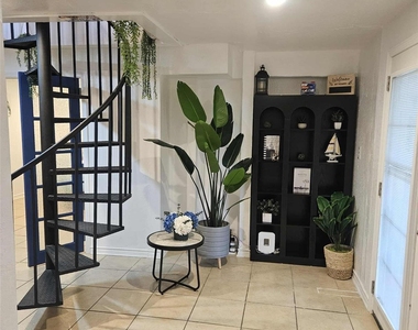 812 Marlin Street - Photo Thumbnail 7