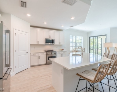 16352 Viansa Way - Photo Thumbnail 5