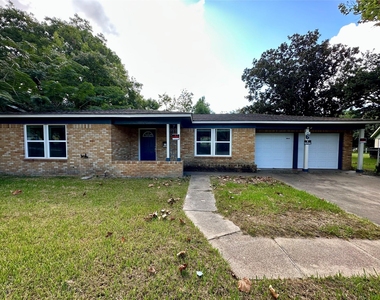 6 Southlawn Circle - Photo Thumbnail 1