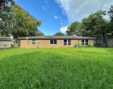 6 Southlawn Circle - Photo Thumbnail 13
