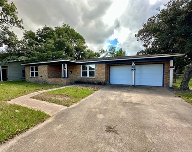 6 Southlawn Circle - Photo Thumbnail 2