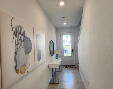 1072 Plantation Lane - Photo Thumbnail 17