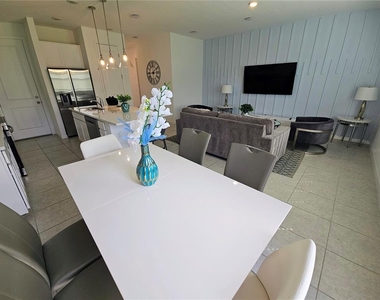 1072 Plantation Lane - Photo Thumbnail 11