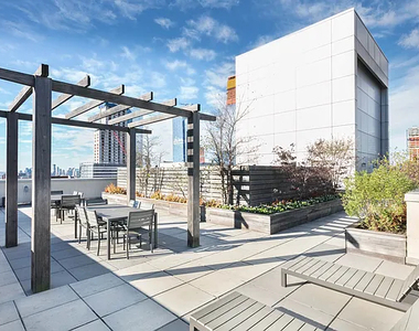 West 36th Street - Photo Thumbnail 4
